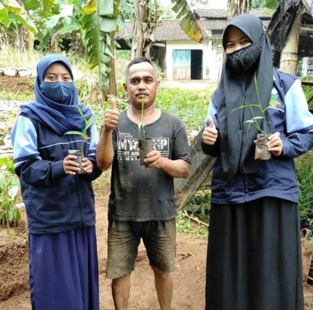 Mahasiswa KKN UIN Walisongo Andil dalam Penanaman Bibit Jahe