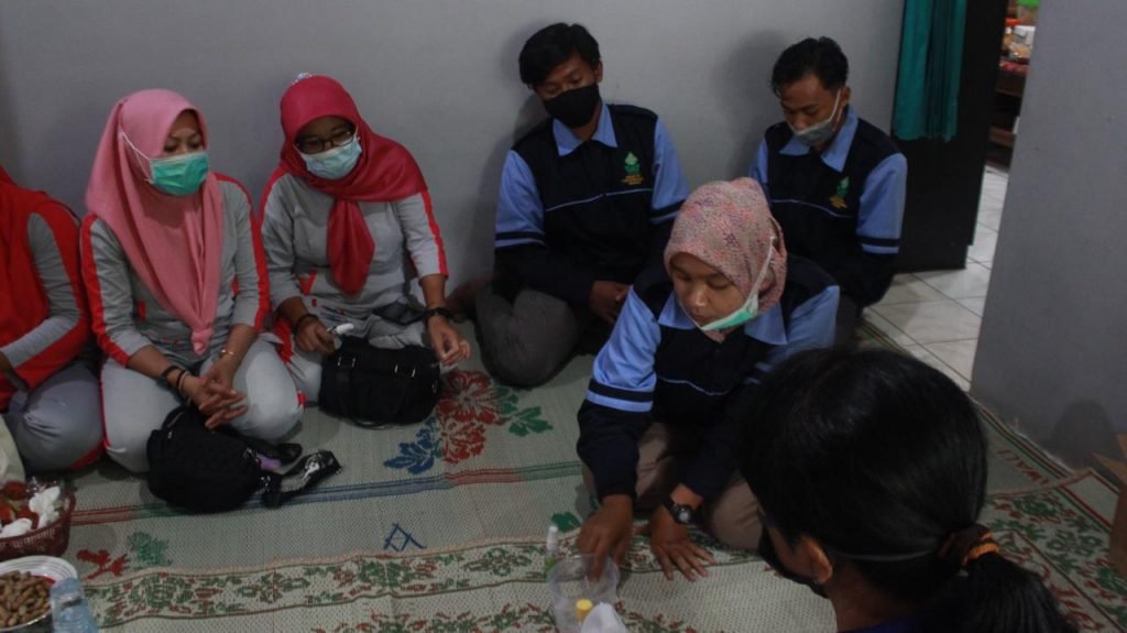 Mahasiswa KKN UIN Walisongo Adakan Pelatihan Pembuatan Handsanitizer