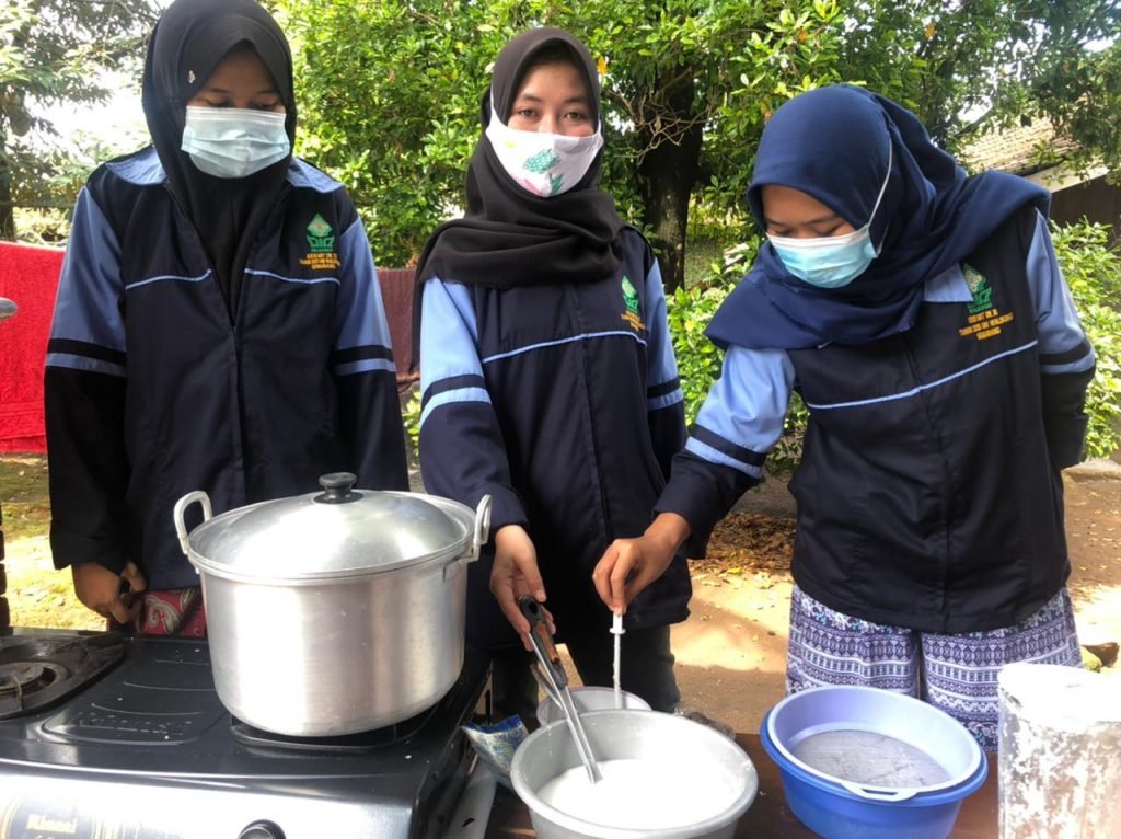 Mahasiswa UIN Walisongo Melakukan Sosialisasi Pembuatan Jamu Sosialisasi pembuatan jamu yang dilakukan mahasiswa KKN UIN Walisongo Semarang