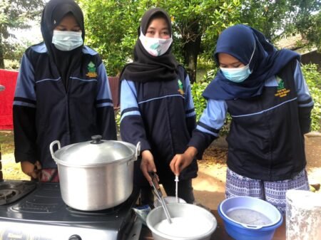 Mahasiswa UIN Walisongo Melakukan Sosialisasi Pembuatan Jamu Sosialisasi pembuatan jamu yang dilakukan mahasiswa KKN UIN Walisongo Semarang
