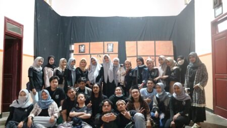 Halang Rintang Pementasan Teater di Tengah Pandemi Mahasiswa PBSI-Unisma foto bersama usai pementasan