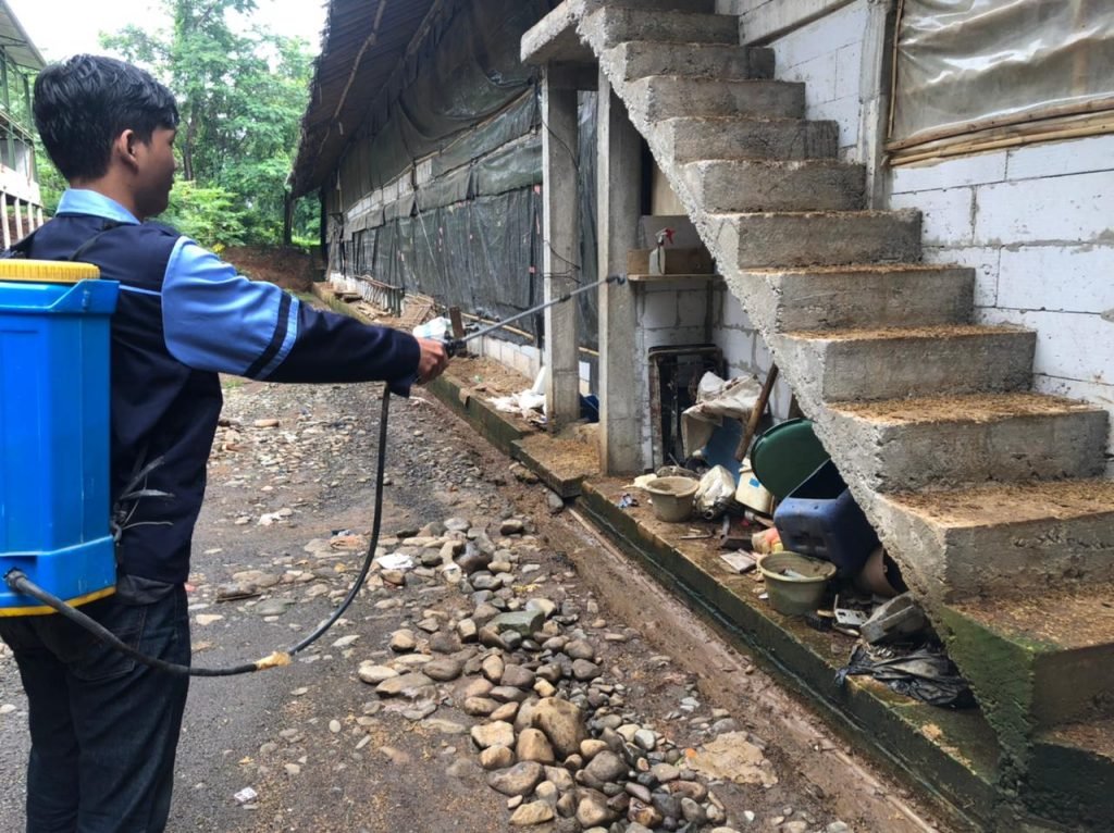 Mahasiswa KKN UIN Walisongo Melakukan Kegiatan Penyemprotan Disinfektan Penyemprotan disinfektan yang dilakukan mahasiswa KKN UIN Walisongo
