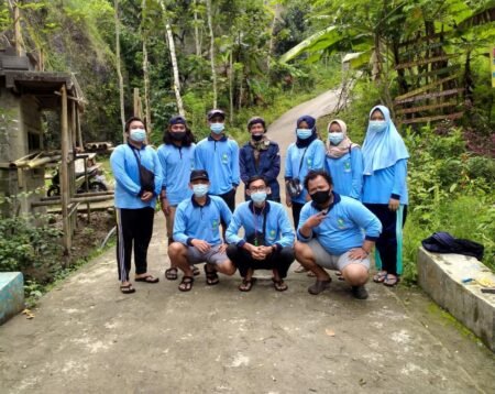 Peduli Lingkungan, Mahasiswa KKN UIN Walisongo Lakukan Kerja Bakti Mahasiswa KKN UIN Walisongo foto bersama usai kerja bakti