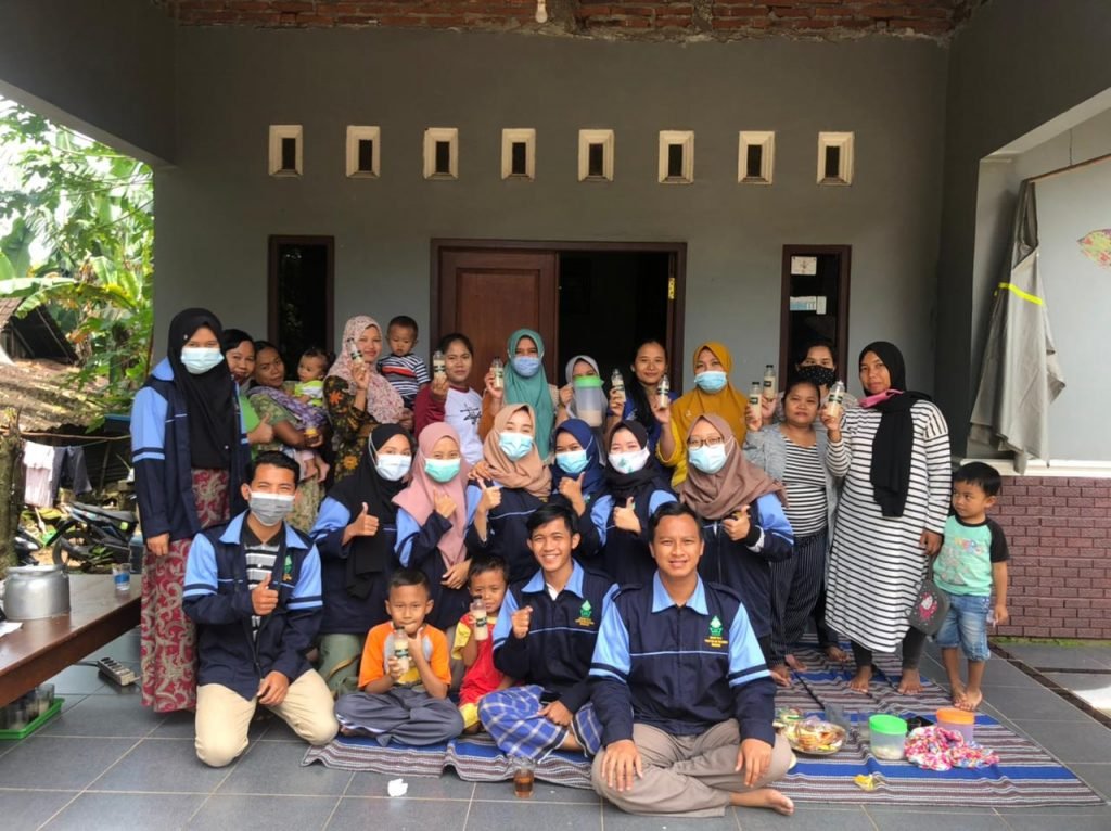 Mahasiswa KKN UIN Walisongo Ajak Warga Buat Jamu Beras Kencur Mahasiswa KKN UIN Walisongo foto bersama warga usai membuat jamu beras kencur