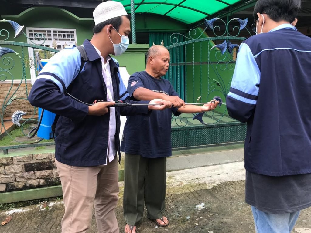 Mahasiswa KKN UIN Walisongo Semarang Persiapkan New Normal Mahasiswa KK Mandiri Inisiatif Terprogram Ke XI Dari Rumah (KKN MIT DR) UIN Walisongo Semarang adakan sosialisasi cuci tangan dan pembagian masker gratis
