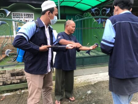 Mahasiswa KKN UIN Walisongo Semarang Persiapkan New Normal Mahasiswa KK Mandiri Inisiatif Terprogram Ke XI Dari Rumah (KKN MIT DR) UIN Walisongo Semarang adakan sosialisasi cuci tangan dan pembagian masker gratis