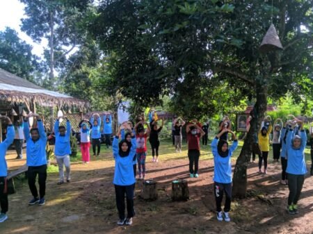 Mahasiswa KKN Kampanyekan Pola Hidup Sehat Melalui Senam