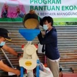 Mahasiswa KKN UPRIS Bantu Proses Penggilingan Padi Ramah Lingkungan