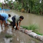 Peduli Banjir, Mahasiswa KKN UIN Walisongo Bantu Bersihkan Rumah Warga