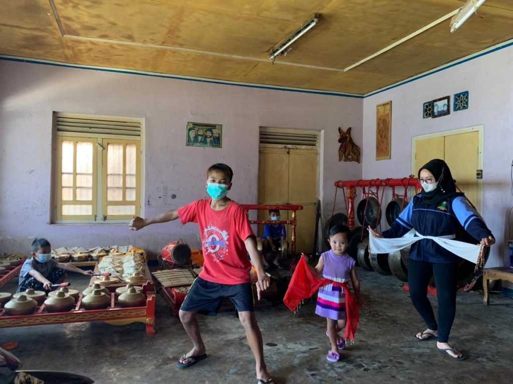 Kenalkan Anak pada Budaya Melalui Seni Tari Mahasiswa KKN UIN Walisongo kenalkan budaya pada anak melalui seni tari