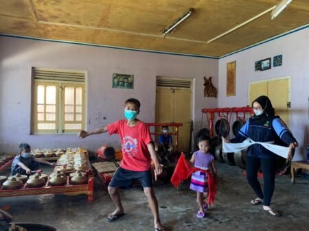 Kenalkan Anak pada Budaya Melalui Seni Tari Mahasiswa KKN UIN Walisongo kenalkan budaya pada anak melalui seni tari