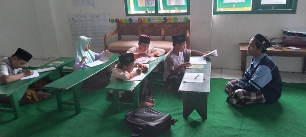 Mahasiswa KKN UIN Walisongo Melakukan Pengajaran Mengaji Kelompok 36 Kuliah Kerja Nyata Mandiri Inisiatif Terprogram Dari Rumah ke 11 (KKN MIT DR 11) UIN Walisongo Semarang melakukan pengabdian mengajar mengaji di Madrasah Diniyah