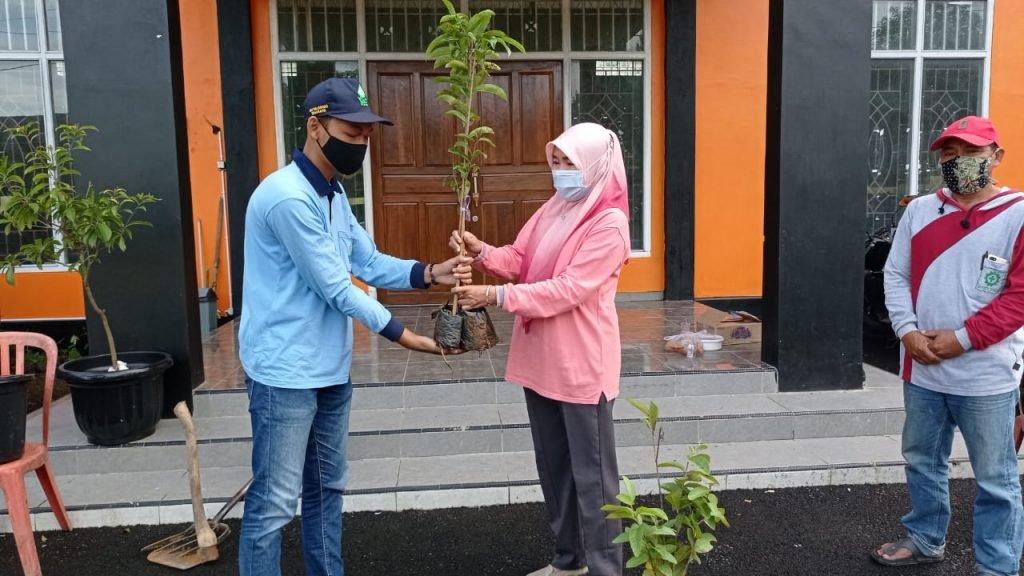 Gandeng Karang Taruna dan Imaken, Mahasiswa KKN UIN Walisongo Hijaukan Desa Peron Mahasiswa Kuliah Kerja Nyata Universitas Islam Negeri (UIN) Walisongo Kelompok 57 bersama Ikatan Mahasiswa Kendal (IMAKEN) dan Karang Taruna berkolaborasi menanam ratusan pohon
