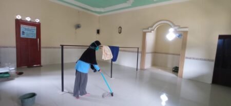 Peduli Covid’19, Mahasiswa KKN UIN Walisongo Bersihkan Sejumlah Tempat Ibadah Mahasiswa yang tergabung dalam kelompok 36 KKN MIT DR ke-11 UIN Walisongo Semarang, melakukan kegiatan kerja bakti