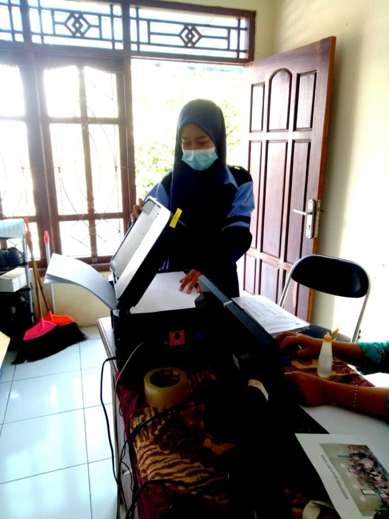 Pengabdian Mahasiswa KKN Uin Walisongo untuk Desa Kemawi Mahasiswa UIN Walisongo Semarang melakukan kegiatan Piket di Desa Kemawi