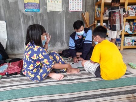 Pendampingan Belajar Mahasiswa UIN Walisongo Hiasi Rumah Belajar Ilalang Pendampingan belajar yang dilakukan mahasiswa KKN UIN Walisongo Semarang