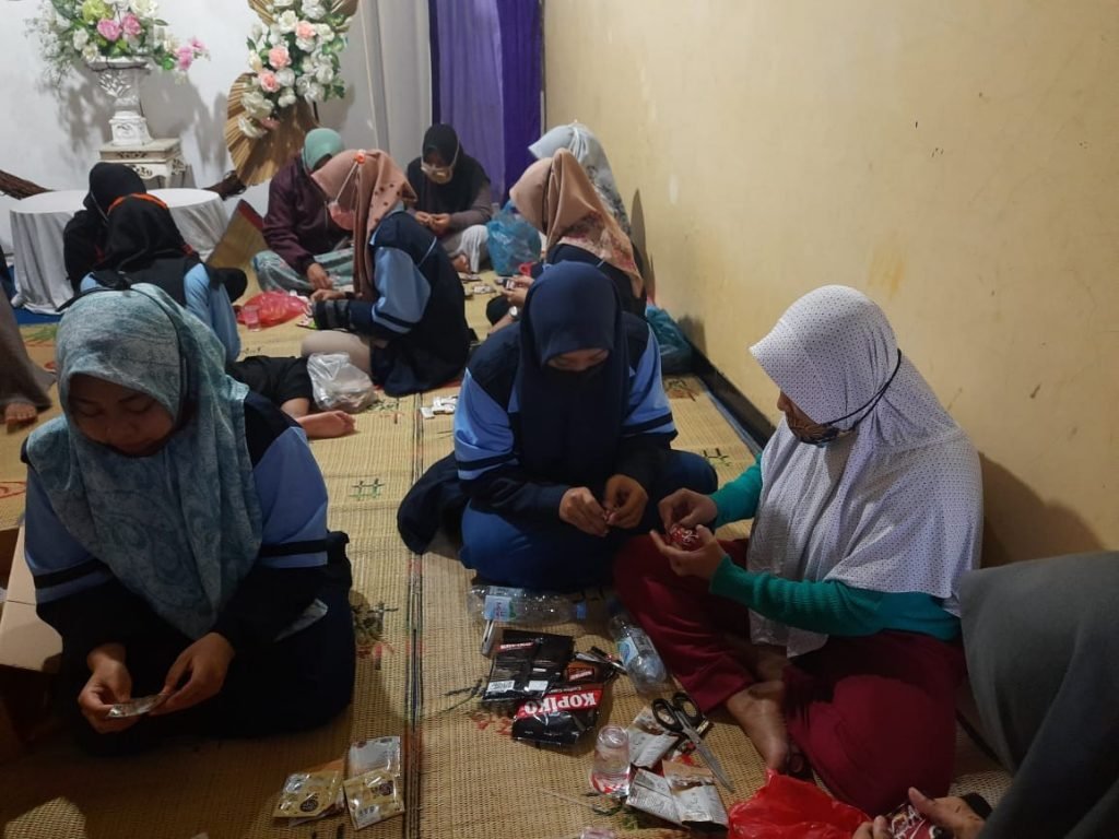 KKN UIN Walisongo Adakan Pelatihan Pengolahan Limbah Sampah di Wates Pelatihan pelatihan pengolahan limbah sampah yang diadakan Mahasiswa KKN UIN Walisongo