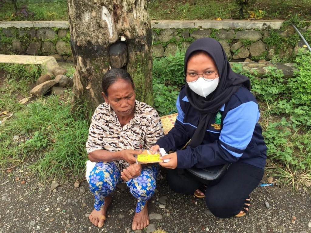 Cegah Penyebaran Covid-19, Mahasiswa KKN UIN Walisongo Bagi-Bagi Masker Mahasiswa KKN Mandiri Inisiatif Terprogram dari Rumah ke-11 (KKN MIT DR-11) UIN Walisongo Semarang melakukan pembagian masker
