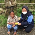 Cegah Penyebaran Covid-19, Mahasiswa KKN UIN Walisongo Bagi-Bagi Masker