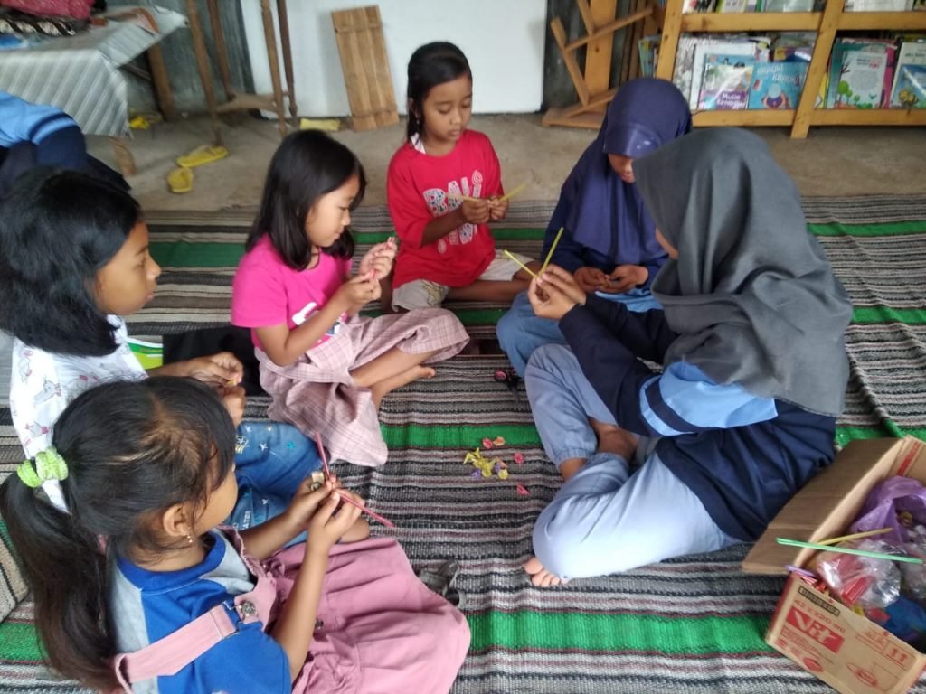 Manfaatkan Sampah Sedotan Plastik untuk Kerajinan Tangan Mahasiswa KKN Universitas Islam Negeri Walisongo Semarang memberikan pelatihan kepada anak – anak tentang pengolahan sampah non-organik yaitu sedotan plastik
