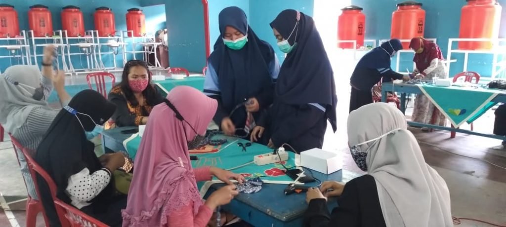 Pemanfaatan Kain Perca Jadi Barang Bernilai Jual KKN MIT DR XI Kelompok 36 UIN Walisongo Semarang adakan kegiatan pelatihan pemanfaatan kain perca