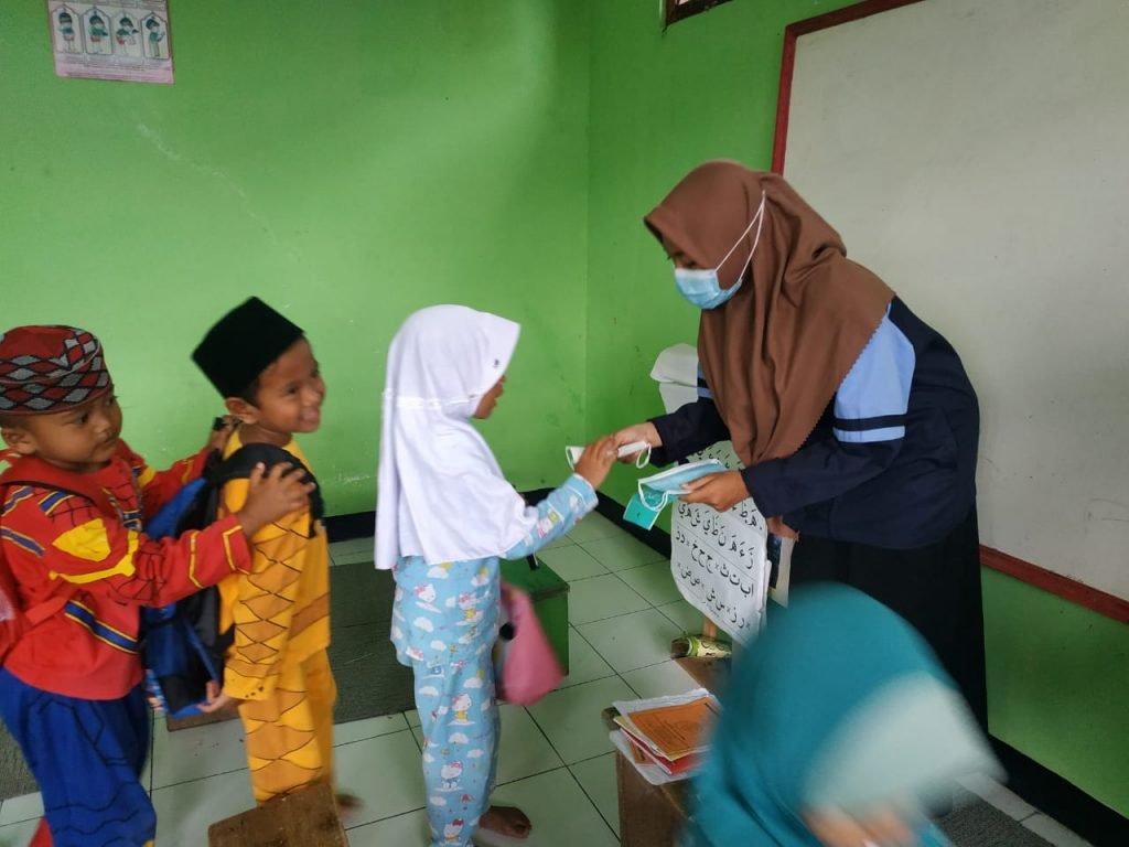 Sosialisasikan Bahaya Covid19 melalui Pembagian Masker Mahasiswa KKN UIN Walisongo Semarang membagikan masker kepada satri-santri Madrasah Al-Amin
