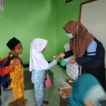 Sosialisasikan Bahaya Covid19 melalui Pembagian Masker