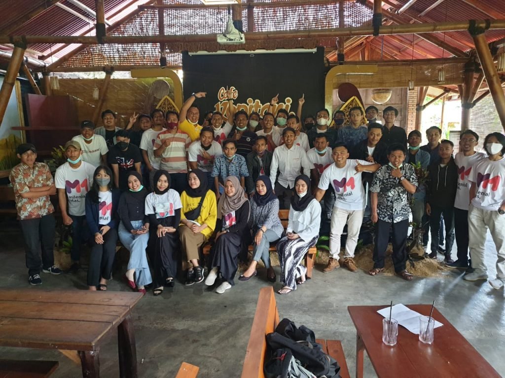 Milenial Utas Kreasikan Blueprint Ekonomi Kreatif Kabupaten Malang Foto bersama Pengurus dan Koordinator kecamatan Milenial Utas usai rapat koordinasi