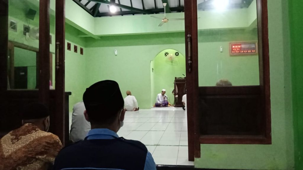 Kajian Tafsir Al-Quran di Masjid Darussalam Tetap Rutin Digelar di Tengah Pandemi Mahasiswa KKN UIN Walisongo ikuti kajian rutin di Masjid Darussalam yang terletak di Kelurahan Wonosari