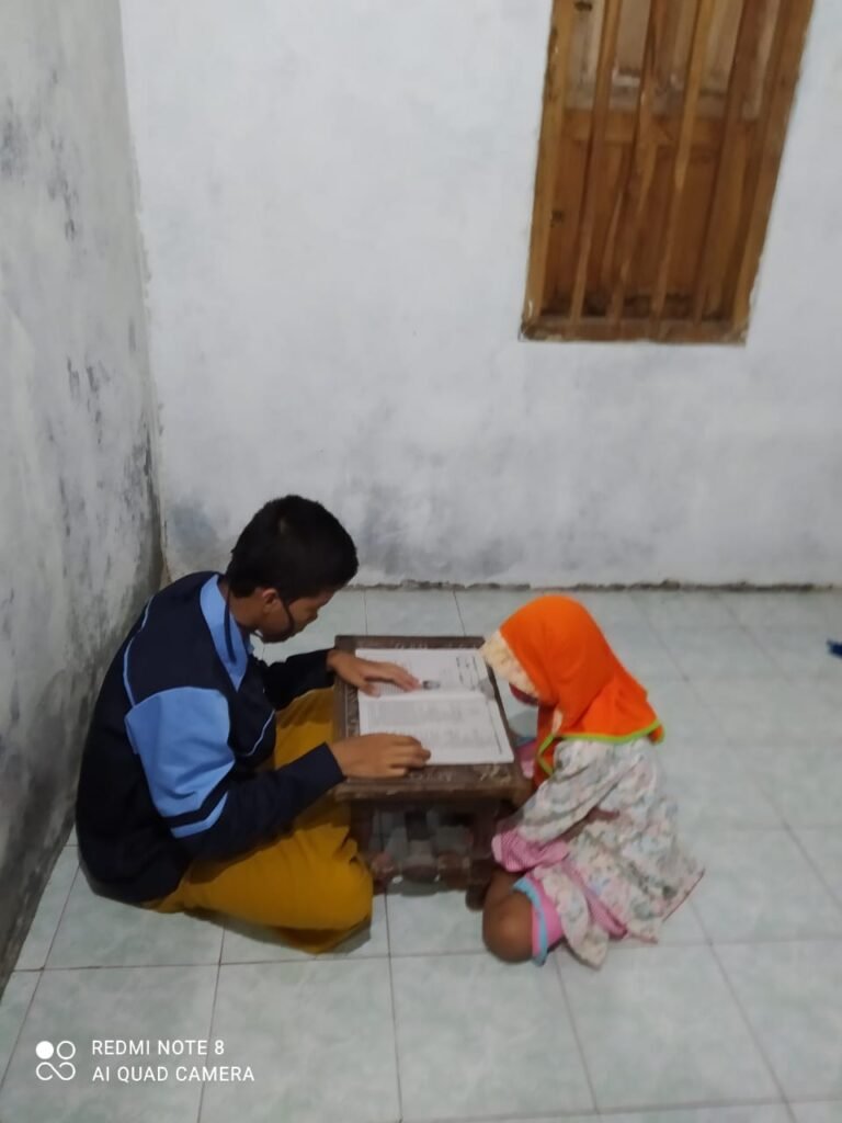 Pendapingan Belajar Anak di Tengah Pandemi Covid-19 Ahmad Fachrur Rozy salah satu mahasiswi KKN Mandiri Dari Rumah angkatan ke XI UIN Walisongo Semarang melakukan pendampingan belajar