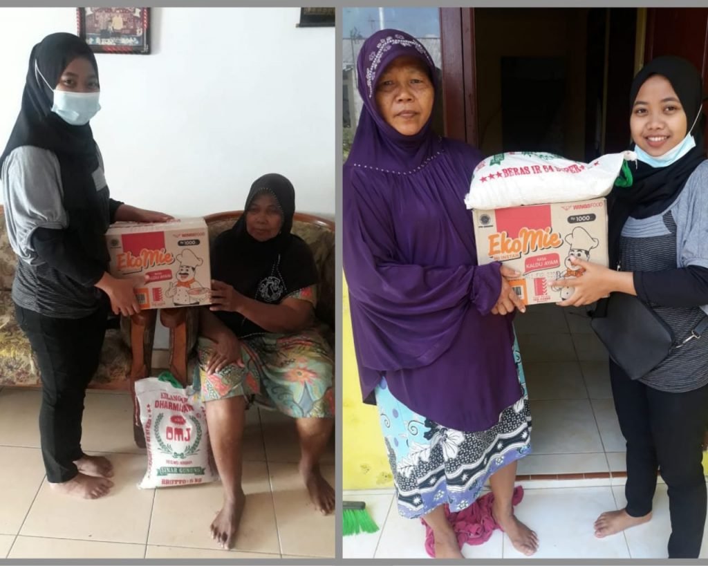 Bantuan Sembako Bagi Lansia di Masa Pandemi Mahasiswa KKN UIN Walisongo saat memberikan sembako pada warga lansia