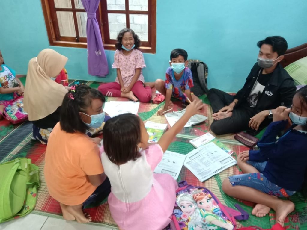 Mahasiswa KKN UIN Walisongo Lakukan Pendampingan Belajar Kelompok 34 KKN MIT DR melakukan bimbingan belajar bersama anak-anak