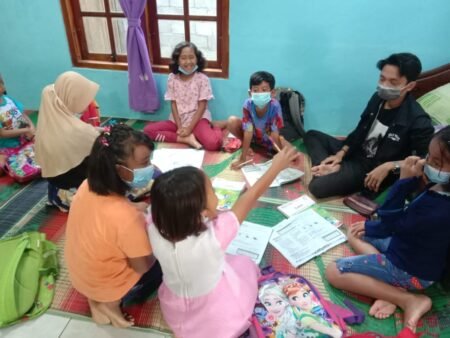 Mahasiswa KKN UIN Walisongo Lakukan Pendampingan Belajar Kelompok 34 KKN MIT DR melakukan bimbingan belajar bersama anak-anak