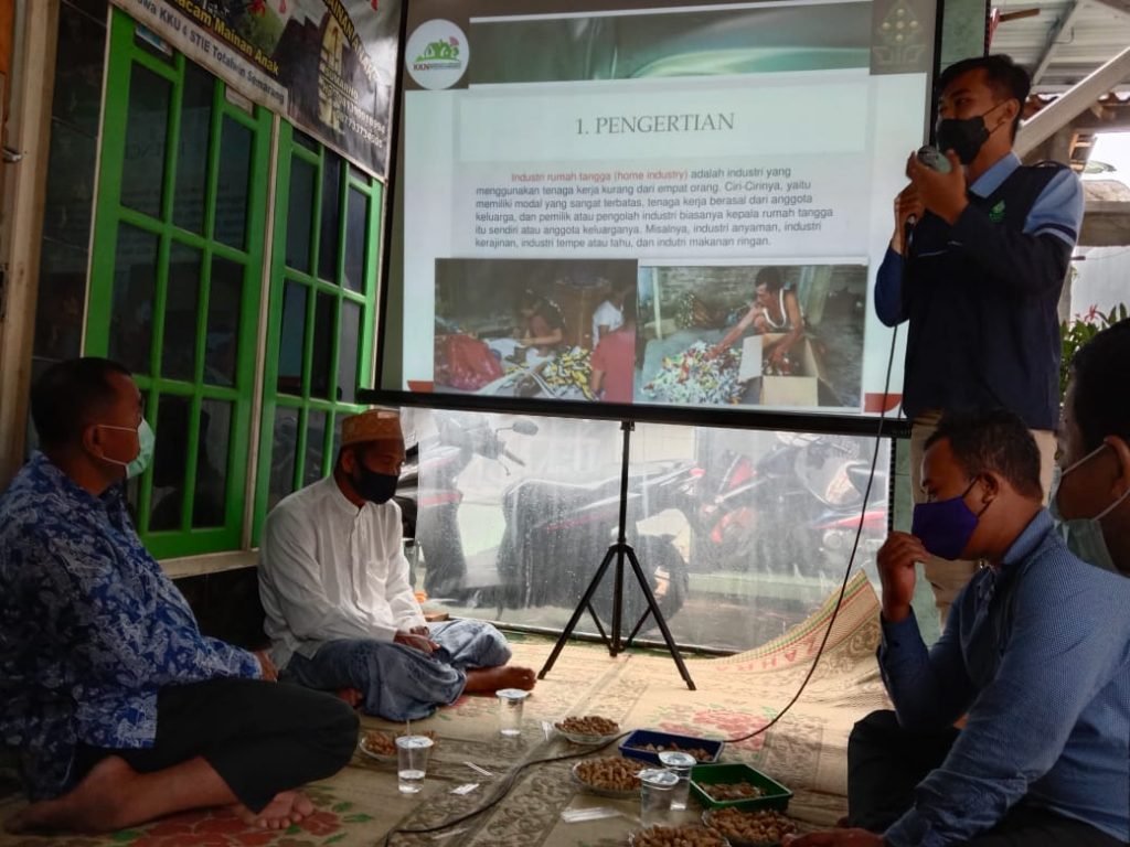 Tim KKN 07 Uin Walisongo Lakukan Sosialisasi Kesehatan Mahasiswa KKN UIN Walisongo mengadakan sosialisasi terkait Kesehatan Keselamatan Kerja (K3) dan Gizi untuk pekerja