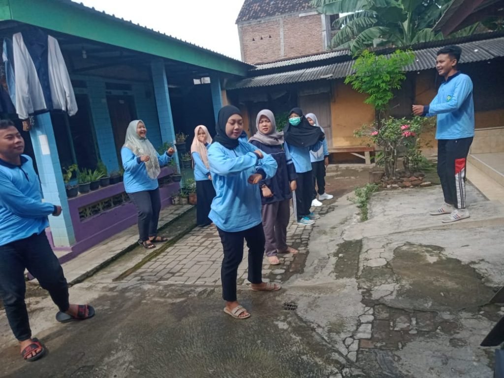 Tingkatkan Kesehatan Tubuh melalui Senam Pagi Kelompok 16 KKN MIT melaksanakan senam pagi