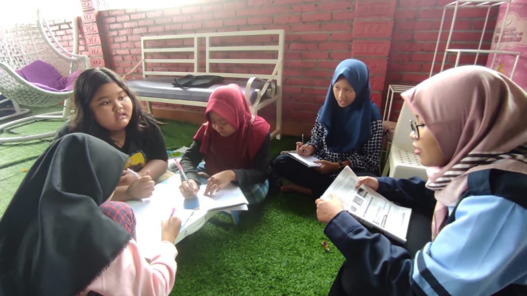 Atasi Masalah Pembelajaran Daring dengan Pendampingan Belajar Pendampingan belajar siswa SD yang dilakukan mahasiswa Kuliah Kerja Nyata (KKN)