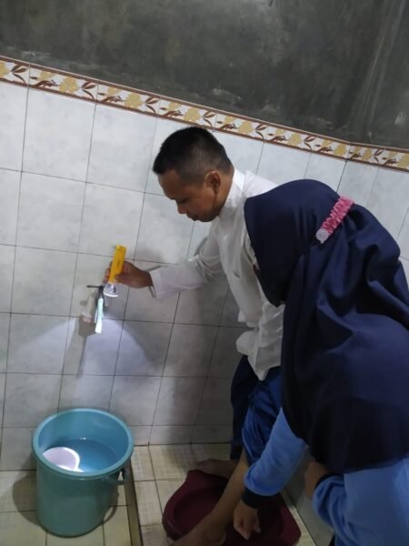 Cegah Demam Berdarah Dengue dengan Pengecekan Jentik secara Rutin Mahasiswa KKN UIN Walisongo ikuti pengecekan jentik nyamuk untuk mencegah demam berdarah