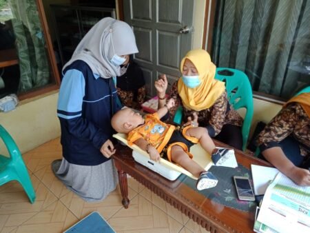 Mahasiswa KKN UIN Walisongo Ikut Serta dalam Kegiatan Posyandu Mahasiswa KKN MIT-DR XI UIN Walisongo Semarang ikut membantu dalam kegiatan posyandu
