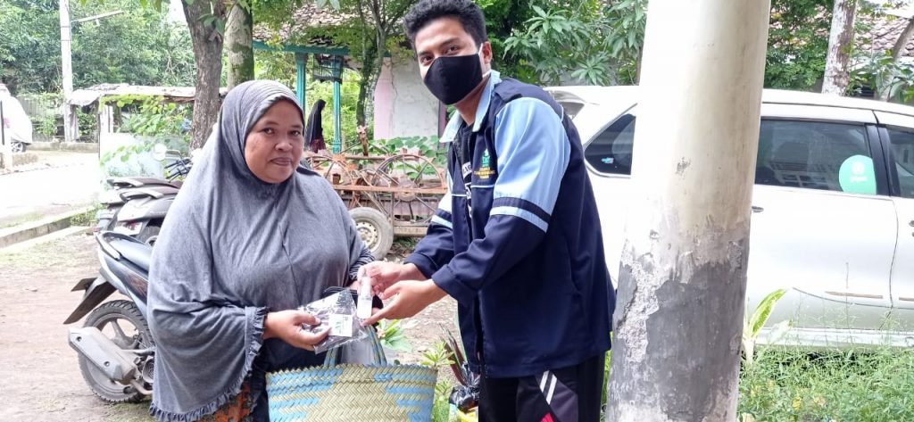 Mahasiswa UIN Walisongo Membagikan Hand Sanitizer pada Warga Mahasiswa UIN Walisongo lakukan pembagian Handsanitizer