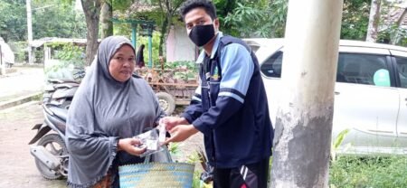 Mahasiswa UIN Walisongo Membagikan Hand Sanitizer pada Warga Mahasiswa UIN Walisongo lakukan pembagian Handsanitizer