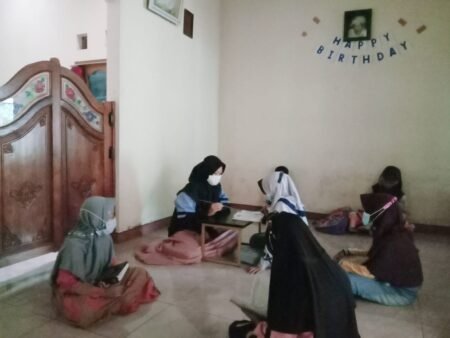 Pendampingan Belajar Mengaji untuk Tingkatkan Semangat Anak Pendampingan belajar mengaji oleh mahasiswa KKN UIN Walisongo