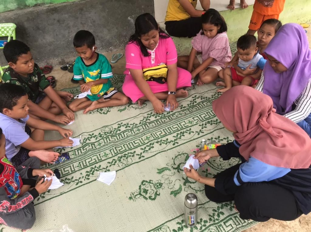 Latih Kreatifitas Anak dengan Pembuatan Masker Tie Dye Mahasiswa Kkn UIN Walisongo latih anak buat masker Tie Dye