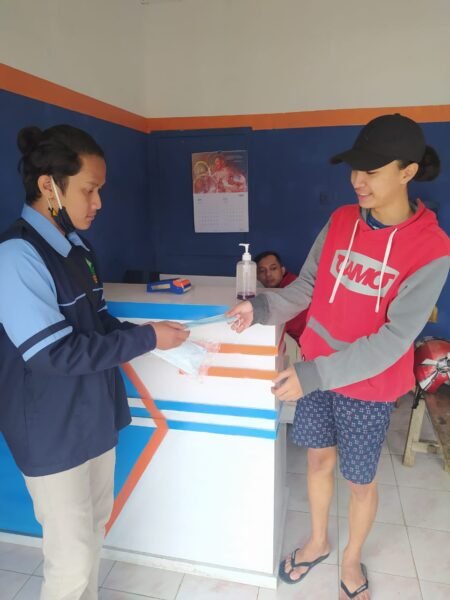 Cegah Penyebaran Covid-19 melalui Aksi Sosial Mahasiswa Kuliah Kerja Nyata Mandiri Inisiatif Terpadu UIN Walisongo Semarang kelompok 63 melakukan pembagian masker