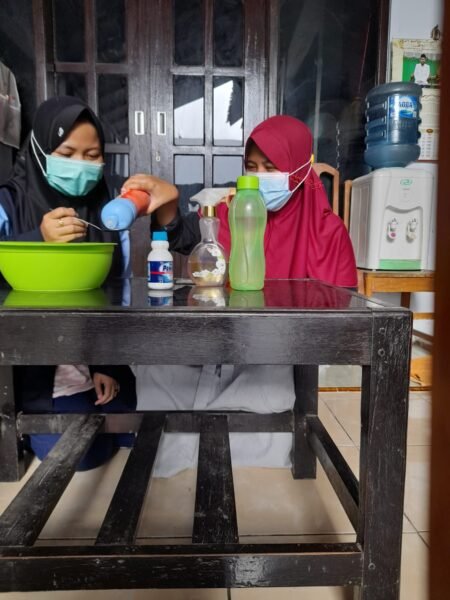 Mahasiswa KKN UIN Walisongo Adakan Pembuatan Disinfektan Mahasiswa KKN UIN Walisongo asal Semarang, yang tergabung dalam kelompok 47 melaksanakan kegiatan Pembuatan Disinfektan