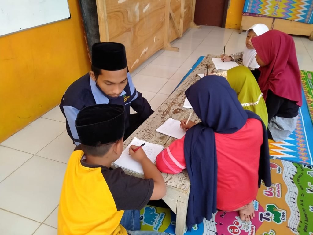 Tingkatkan Minat Belajar Siswa melalui Bimbingan Belajar Mahasiswa KKN UIN Walisongo Semarang kelompok 36 mengadakan bimbingan belajar gratis