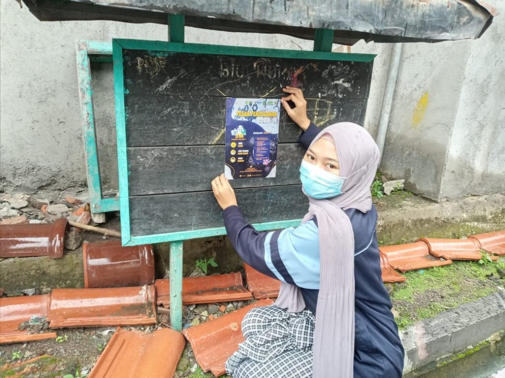 Mahasiswa KKN UIN Walisongo Kampanyekan Prokes melalui Stiker Penempelan sticker yang dilakuka oleh mahasiswa KKN UIN Walisongo