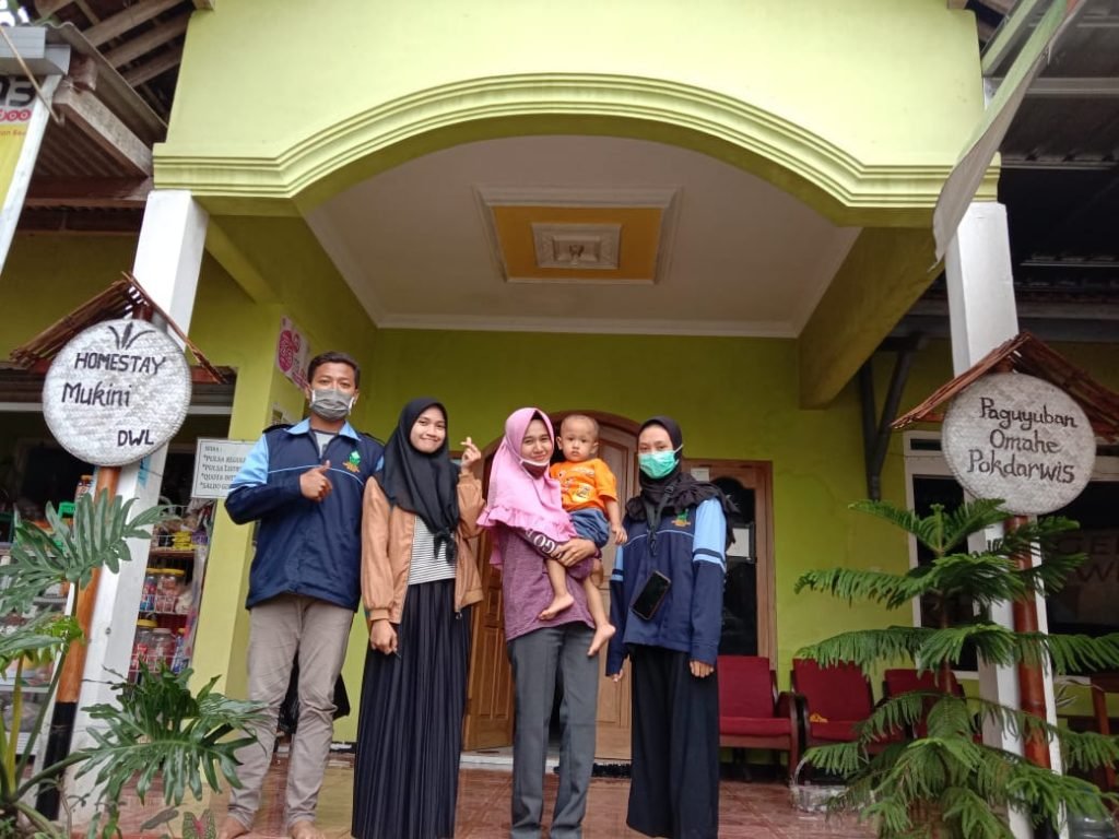 Mudahkan Wisatawan, Mahasiswa KKN Lakukan Pemasangan Arah Kiblat Mahasiswa Kuliah Kerja Nyata (KKN) UiN Walisongo Semarang Kelompok 49 memasang arah kiblat di Home Stay di Desa Wisata Lerep