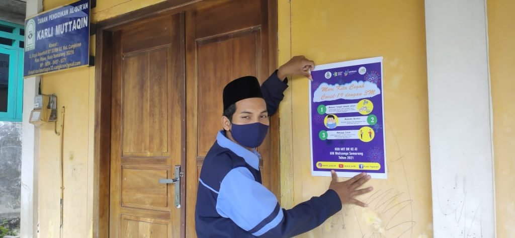 Pamflet Kesehatan untuk Mencegah Penyebaran Covid-19 KKN UIN Walisongo menempelkan pamflet pesan kesehatan ke mushola dan TPQ