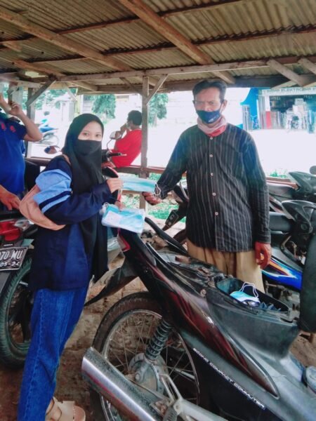 Masker Gratis untuk Masyarakat Desa Sutamaja Brebes Saat membagikan masker kepada warga