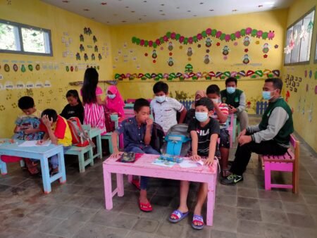 Dukung Pendidikan di Tengah Pandemi, KKNT Unira Malang Gelar Bimbel Mahasiswa KKN UNIRA saat melaksanakan program pengajaran